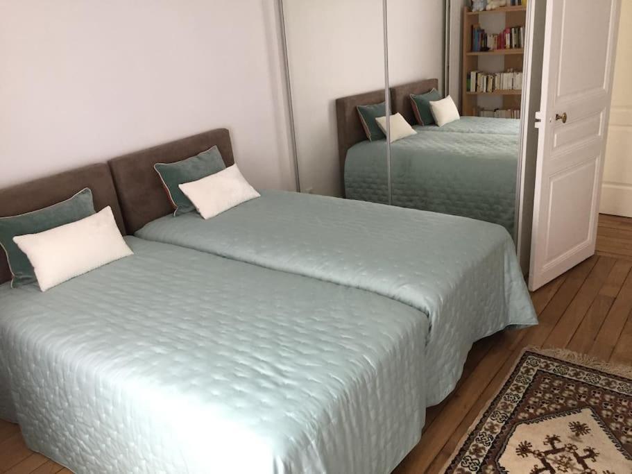 Elegant 4-room Near Arc De Triomphe And Palais Des Congres Apartment Paris